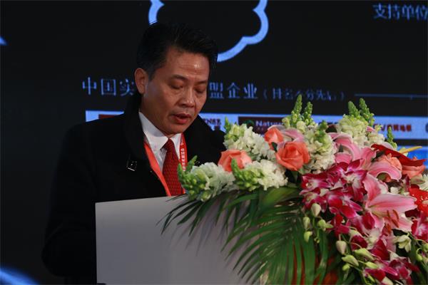 中國實木地板聯盟主席、大自然家居(中國)有限公司董事長佘學彬先生致歡迎辭.jpg