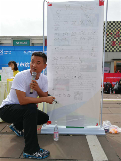 心跳不止！ 廣東“殺刀”高手成都秀繩技