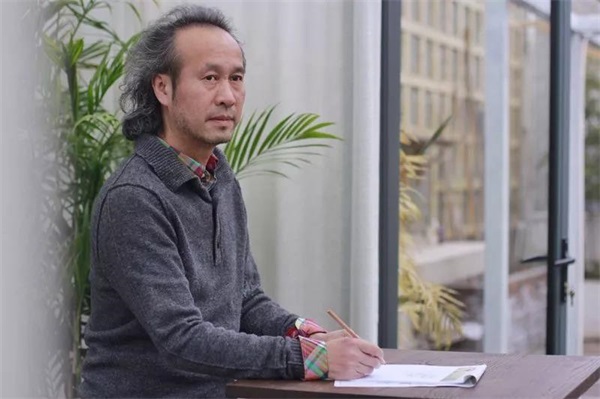 定制家居這點事：北美楓情藝術總監吳偉說吳藍（之三） 慧心獨具定格藍彩的靈動 ——吳藍的藝術美學 法國畫家費爾南德曾說：“色彩是人類的一項基本需求，和水、火等自然元素一樣，與我們的生活密不可分?！蔽覀兊拇竽X皮層80%的活動是通過眼睛完成的。我們處理來自外部世界的大量信息都具有視覺性特征。 由此可見，色彩對我們的生活是多么的重要。而我將大家也包括我自己最鐘愛的藍色，運用到空間設計，它直接影響到了空間的情緒表達。一個空間，藍色和關系色彩一起，呈現出空間語言，空間的情緒和空間的美感體驗。結合我對生活的理解和設計，打造專屬于你的個性空間?！皩佟倍謴暮握勂鹉?？ 一直以來，我都致力于手工擦色，摒棄工業化的量產和生搬硬套，最大程序還原變化中的藍，和其他色彩發生關系的藍，為每個空間量身定制屬于其獨特的藍色色彩關系空間。 自然之美，令人心曠神怡。大自然是最出色的設計師，隨意揮灑筆觸，或娟秀或曠達，其美是人工之技難以企及的。更何況是工業化量產之死物。為適應不同的空間，最大程度還原自然之美，吳藍空間美學的“藍”，不是一個經過幾次簡單調制就呈現出藝術效果的繪畫顏料或是家具油漆。她通過將不同純度與明度的藍，在木材、石材、紡織面料 、金屬等多種不同材質載體上，反復施加特殊工藝，同時通過把控各種材料和色彩反應變化的過程，最終呈現出的一種具有極致視覺表現力與感染力的色彩美學形態。 一組關系色彩，同時服務于一個主題，呈現一種關系空間，無論是底色還是點睛，都最大程度的和周圍色彩和平共處，構成一個和諧統一的整體美學空間。當然這靠機器實現不了，不可復制，沒有標準，這種關系藍的靈動是難以捉摸的，我只有在擦拭過程的一遍遍努力中，去慢慢揣摩，尋覓，撥云見日般的去還原其美。 我經常會和同事一起，在北美楓情木家居500多平米的色彩創意工坊擦色打樣。工作臺上鋪陳著各種純度、明度不同的藍，很多的色樣都被否決了，只留下一小部分比較接近的藍色，真可謂百里挑一。如果小樣顏色比較符合我心目中的色彩，我會繼續在上面進行二次創作，力爭更加的真實、自然：仔細的擦拭，調色，做舊。慢慢的，色板上面出現了層次漸變的藍。打樣做色板，還只是我們吳藍美學空間創作的第一步，每塊色板都是反復經過手工打造，雖說是定制產品，卻絲毫不亞于藝術作品的創作。每一個關系藍的把控，都是非常難以捉摸的，只有一遍遍的靠深厚美學底蘊和材質特性的經驗把控才能把心目中的那抹藍變為現實，變為吳藍空間體系的靈魂。 其實“吳藍”定格的不僅僅是藍彩的靈動，更加定格的是一種詩意的存在。 西方“詩學（Poetics）”是“創造”的代名詞，“吳藍”空間美學正是這種經過深厚藝術底蘊加工，豐富個人經歷沉淀下來的深思嚴謹的詩學創造，通過這樣詩意的空間最大程度激發消費者的生產力。這是吳藍空間美學所賦予商品的延生價值，帶給消費者物超所值的體驗感，無與倫比的自然美感。 中國的詩意卻是體現在情景空間的想象，我創作的吳藍空間，并不因循守舊，勇于去打破傳統。打個比方，我運用人字拼和層次漸變的藍，間或點綴以紅色，表現出“日出江花紅勝火，春來江水綠如藍”的詩學意境。這樣的靈動詩意，正是吳藍美學空間的靈魂所在，因為一抹藍的靈動，在色彩間雀躍，邀請您來到吳藍空間，一起點亮生活的詩意。 吳藍空間不僅僅只是藍色關系色彩的運用，更是經過深厚藝術底蘊加工，豐富個人經歷沉淀下來的厚積薄發，通過手工擦色、反復調整，定格出那抹藍色的靈動和詩意。