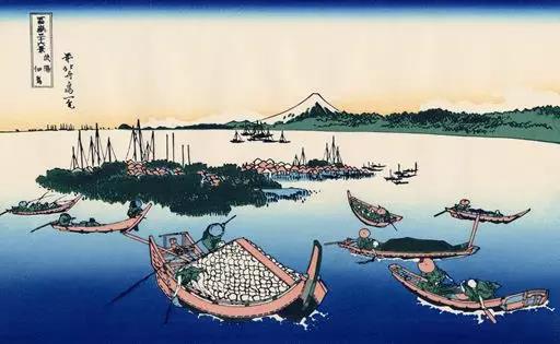 定制家居這點事：北美楓情藝術總監吳偉說吳藍（之三） 慧心獨具定格藍彩的靈動 ——吳藍的藝術美學 法國畫家費爾南德曾說：“色彩是人類的一項基本需求，和水、火等自然元素一樣，與我們的生活密不可分。”我們的大腦皮層80%的活動是通過眼睛完成的。我們處理來自外部世界的大量信息都具有視覺性特征。 由此可見，色彩對我們的生活是多么的重要。而我將大家也包括我自己最鐘愛的藍色，運用到空間設計，它直接影響到了空間的情緒表達。一個空間，藍色和關系色彩一起，呈現出空間語言，空間的情緒和空間的美感體驗。結合我對生活的理解和設計，打造專屬于你的個性空間?！皩佟倍謴暮握勂鹉?？ 一直以來，我都致力于手工擦色，摒棄工業化的量產和生搬硬套，最大程序還原變化中的藍，和其他色彩發生關系的藍，為每個空間量身定制屬于其獨特的藍色色彩關系空間。 自然之美，令人心曠神怡。大自然是最出色的設計師，隨意揮灑筆觸，或娟秀或曠達，其美是人工之技難以企及的。更何況是工業化量產之死物。為適應不同的空間，最大程度還原自然之美，吳藍空間美學的“藍”，不是一個經過幾次簡單調制就呈現出藝術效果的繪畫顏料或是家具油漆。她通過將不同純度與明度的藍，在木材、石材、紡織面料 、金屬等多種不同材質載體上，反復施加特殊工藝，同時通過把控各種材料和色彩反應變化的過程，最終呈現出的一種具有極致視覺表現力與感染力的色彩美學形態。 一組關系色彩，同時服務于一個主題，呈現一種關系空間，無論是底色還是點睛，都最大程度的和周圍色彩和平共處，構成一個和諧統一的整體美學空間。當然這靠機器實現不了，不可復制，沒有標準，這種關系藍的靈動是難以捉摸的，我只有在擦拭過程的一遍遍努力中，去慢慢揣摩，尋覓，撥云見日般的去還原其美。 我經常會和同事一起，在北美楓情木家居500多平米的色彩創意工坊擦色打樣。工作臺上鋪陳著各種純度、明度不同的藍，很多的色樣都被否決了，只留下一小部分比較接近的藍色，真可謂百里挑一。如果小樣顏色比較符合我心目中的色彩，我會繼續在上面進行二次創作，力爭更加的真實、自然：仔細的擦拭，調色，做舊。慢慢的，色板上面出現了層次漸變的藍。打樣做色板，還只是我們吳藍美學空間創作的第一步，每塊色板都是反復經過手工打造，雖說是定制產品，卻絲毫不亞于藝術作品的創作。每一個關系藍的把控，都是非常難以捉摸的，只有一遍遍的靠深厚美學底蘊和材質特性的經驗把控才能把心目中的那抹藍變為現實，變為吳藍空間體系的靈魂。 其實“吳藍”定格的不僅僅是藍彩的靈動，更加定格的是一種詩意的存在。 西方“詩學（Poetics）”是“創造”的代名詞，“吳藍”空間美學正是這種經過深厚藝術底蘊加工，豐富個人經歷沉淀下來的深思嚴謹的詩學創造，通過這樣詩意的空間最大程度激發消費者的生產力。這是吳藍空間美學所賦予商品的延生價值，帶給消費者物超所值的體驗感，無與倫比的自然美感。 中國的詩意卻是體現在情景空間的想象，我創作的吳藍空間，并不因循守舊，勇于去打破傳統。打個比方，我運用人字拼和層次漸變的藍，間或點綴以紅色，表現出“日出江花紅勝火，春來江水綠如藍”的詩學意境。這樣的靈動詩意，正是吳藍美學空間的靈魂所在，因為一抹藍的靈動，在色彩間雀躍，邀請您來到吳藍空間，一起點亮生活的詩意。 吳藍空間不僅僅只是藍色關系色彩的運用，更是經過深厚藝術底蘊加工，豐富個人經歷沉淀下來的厚積薄發，通過手工擦色、反復調整，定格出那抹藍色的靈動和詩意。