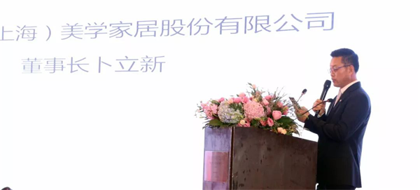 在消費升級的大背景下，在美學消費意識覺醒的大趨勢下，地板行業(yè)有這樣一位先行者——書香門地，以時尚的設計和理念引領市場，在產(chǎn)品定位上，始終走高端價值鏈的方式，倡導“美能增值”的核心消費理念，開創(chuàng)“美學”地板先河，順應了消費需求發(fā)展的趨勢，彌補了國內(nèi)高端市場的空白。2018年書香門地“聚勢·創(chuàng)變·領航”的新征程已經(jīng)開啟！