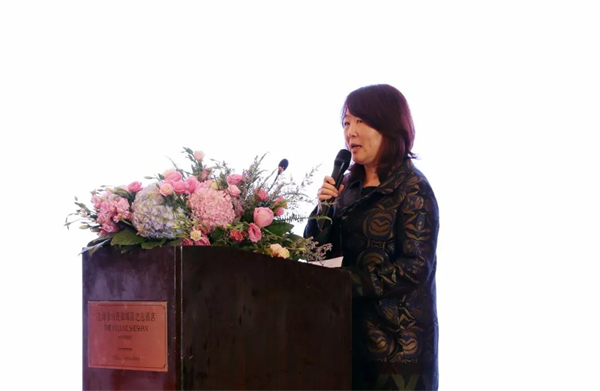 在消費升級的大背景下，在美學消費意識覺醒的大趨勢下，地板行業(yè)有這樣一位先行者——書香門地，以時尚的設計和理念引領市場，在產(chǎn)品定位上，始終走高端價值鏈的方式，倡導“美能增值”的核心消費理念，開創(chuàng)“美學”地板先河，順應了消費需求發(fā)展的趨勢，彌補了國內(nèi)高端市場的空白。2018年書香門地“聚勢·創(chuàng)變·領航”的新征程已經(jīng)開啟！