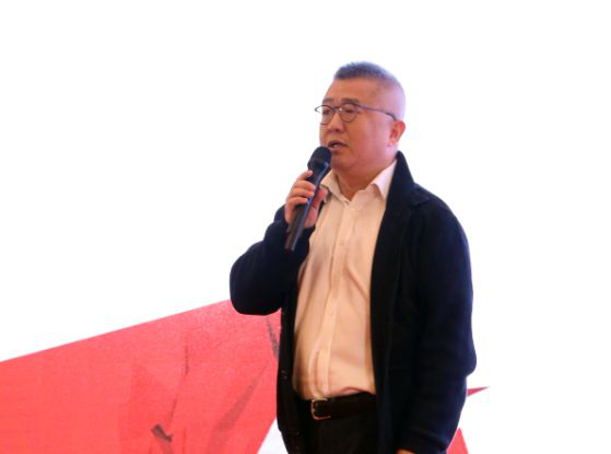 在消費升級的大背景下，在美學消費意識覺醒的大趨勢下，地板行業(yè)有這樣一位先行者——書香門地，以時尚的設計和理念引領市場，在產(chǎn)品定位上，始終走高端價值鏈的方式，倡導“美能增值”的核心消費理念，開創(chuàng)“美學”地板先河，順應了消費需求發(fā)展的趨勢，彌補了國內(nèi)高端市場的空白。2018年書香門地“聚勢·創(chuàng)變·領航”的新征程已經(jīng)開啟！