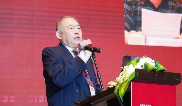 中國林產(chǎn)工業(yè)協(xié)會秘書長石峰主持.jpg