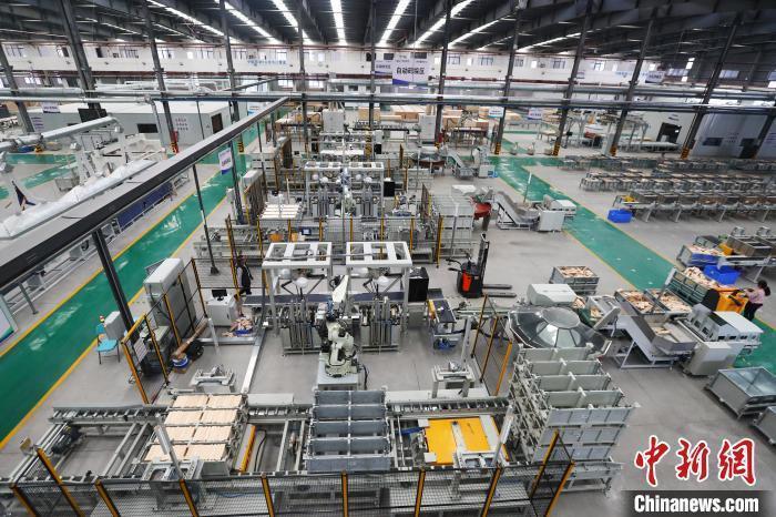 圖為南康區的共享智能備料中心，實現南康家具“個性化定制、規?；a、智能化服務”的目標。(資料圖) 劉占昆 　攝